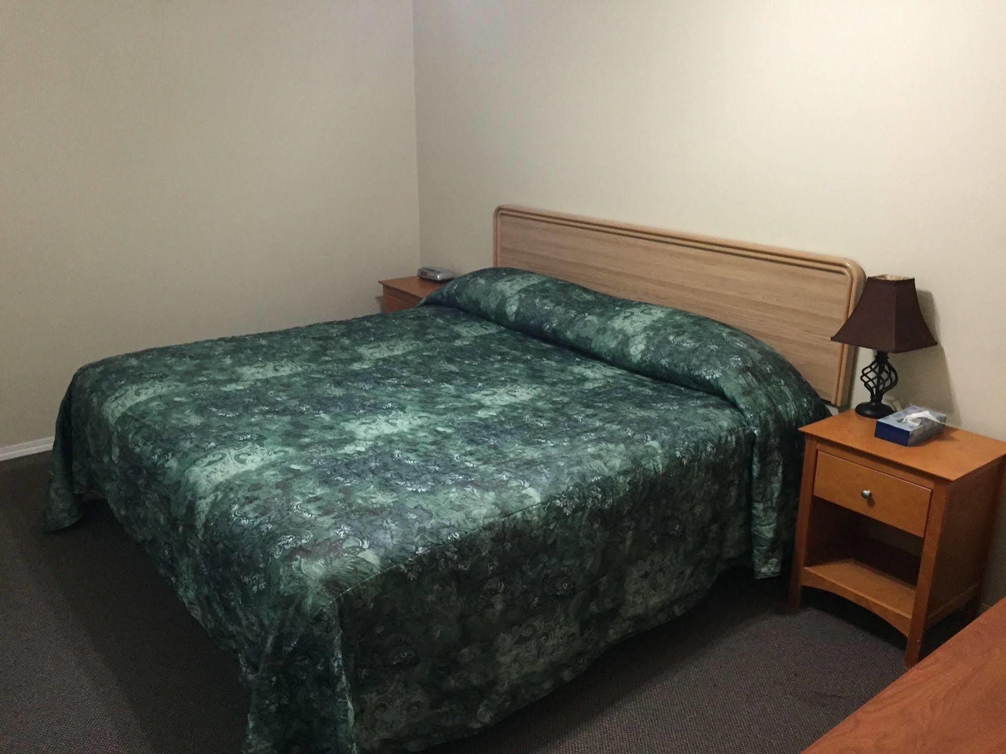 King'S Hotel & Motel By Elevate Rooms Shaunavon Экстерьер фото
